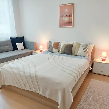 Castle With Terrace Self-check-in Μπρατισλάβα